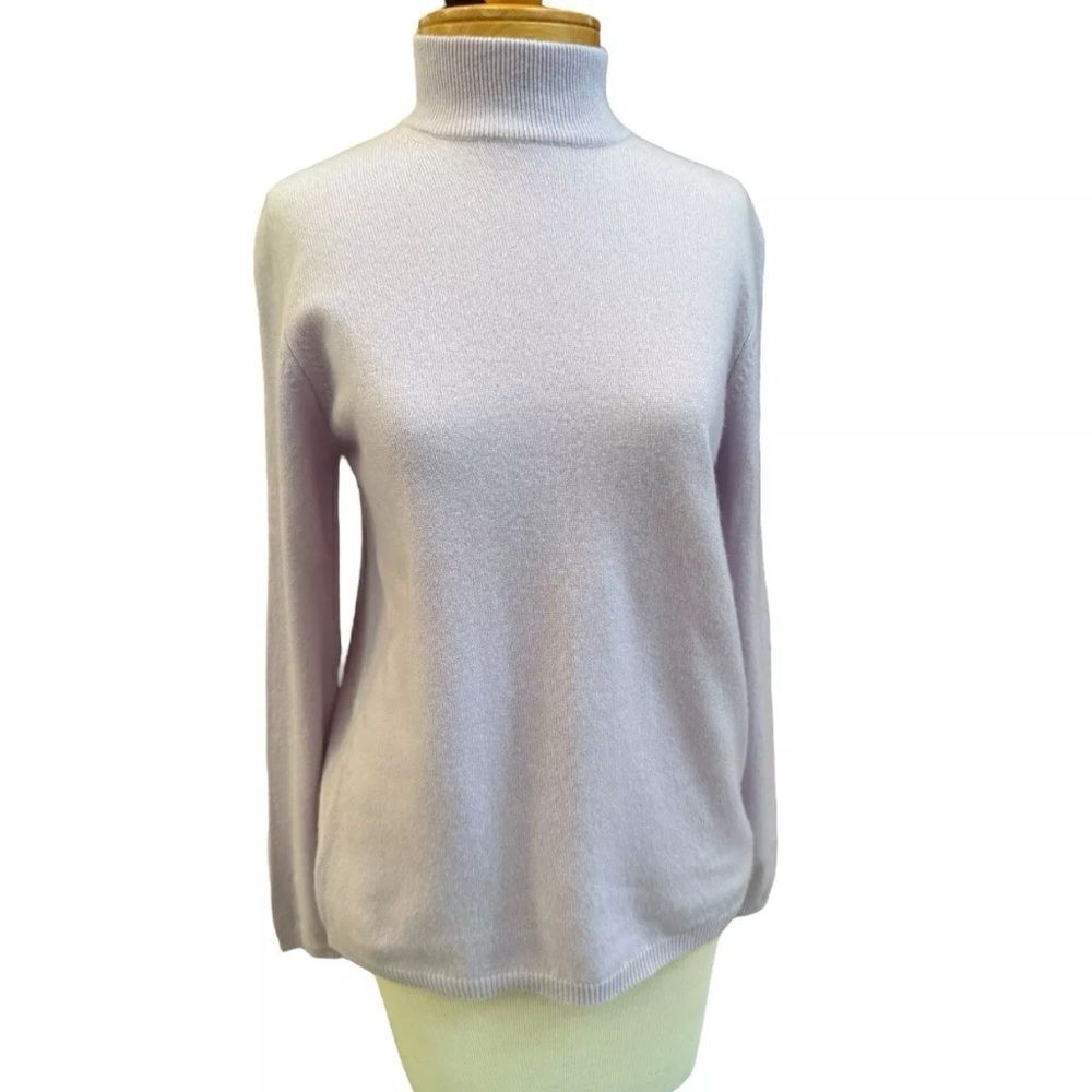 Neiman Marcus double cashmere in excellet condition. Size small amethyst color.